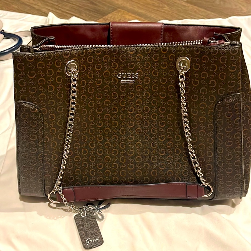 Guess lady handbag, medium size and brown in color